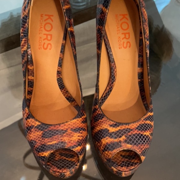 Beautiful Michael Kors tiger stilettos. Never worn excellent condition. - Picture 5 of 6